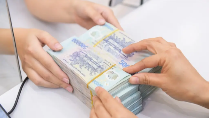 Nhiều ngân hàng tăng lãi suất, tiền gửi dân cư lập kỷ lục